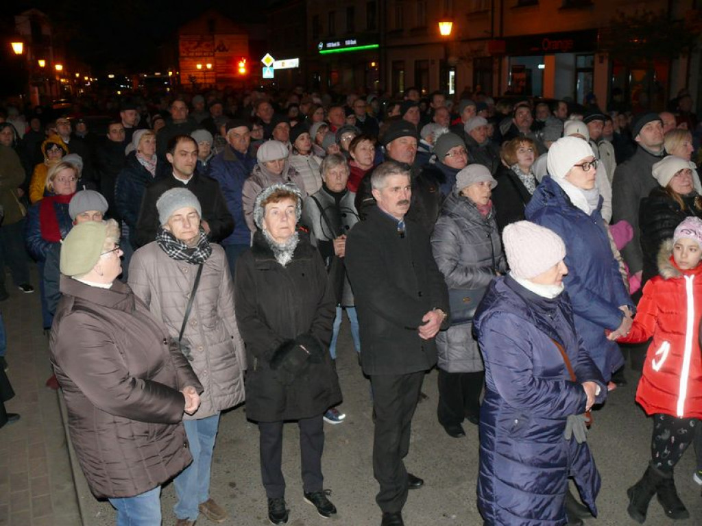 Nieśli krzyż ulicami miasta