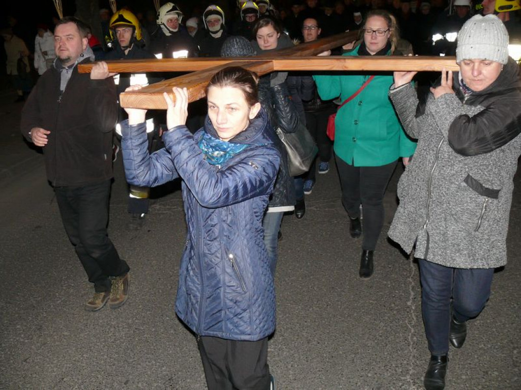 Nieśli krzyż ulicami miasta