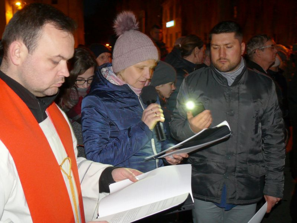 Nieśli krzyż ulicami miasta