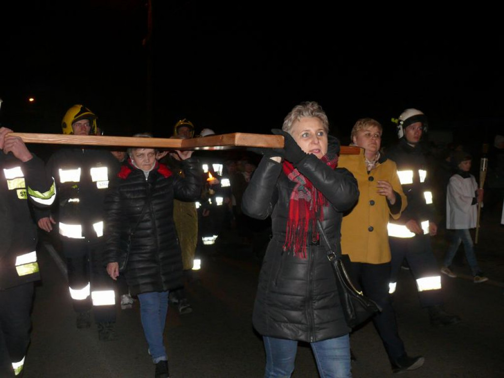 Nieśli krzyż ulicami miasta