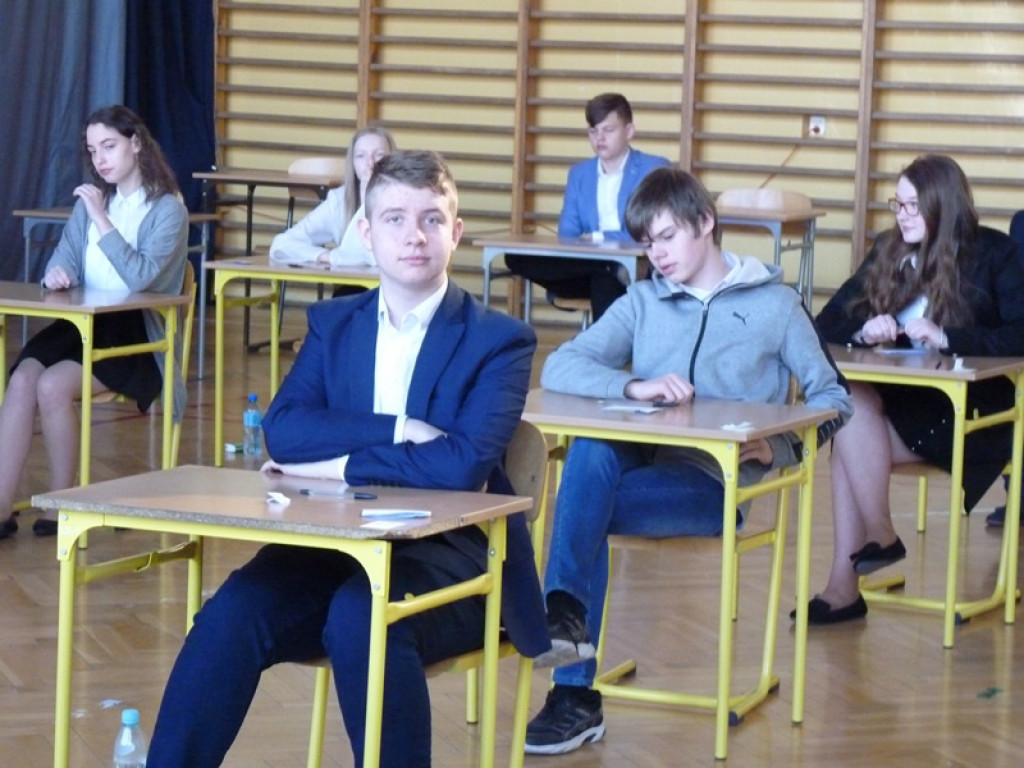 W Łowiczu egzamin ósmoklasistów rozpoczął się zgodnie z planem - AKTUALIZACJA