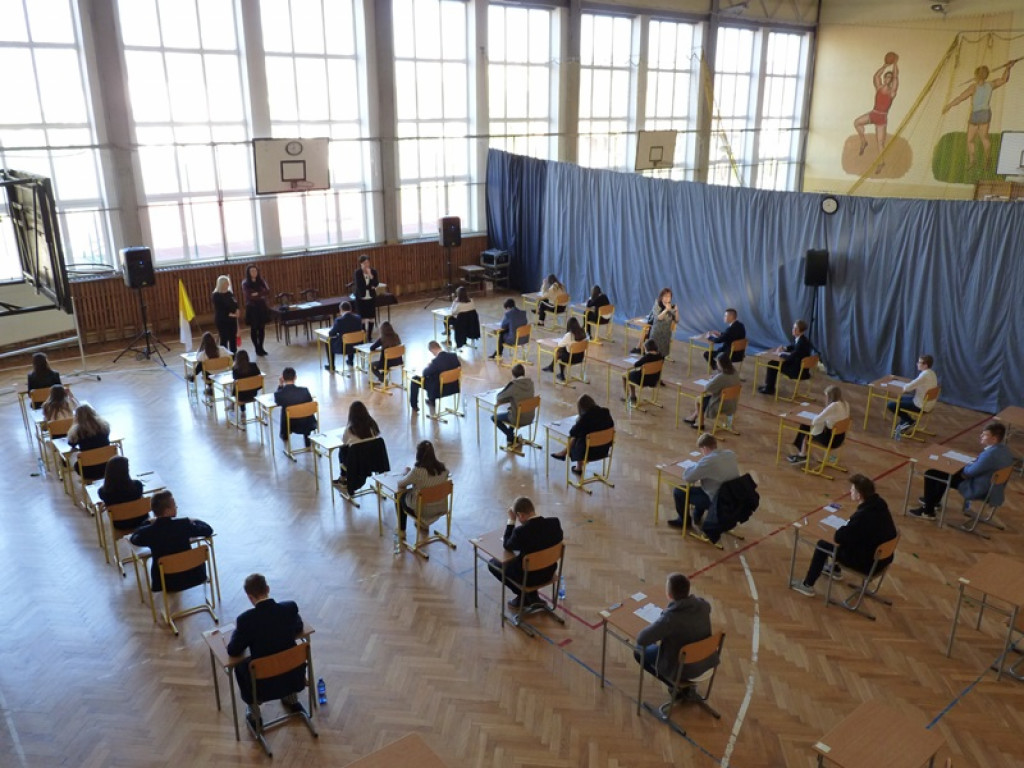W Łowiczu egzamin ósmoklasistów rozpoczął się zgodnie z planem - AKTUALIZACJA