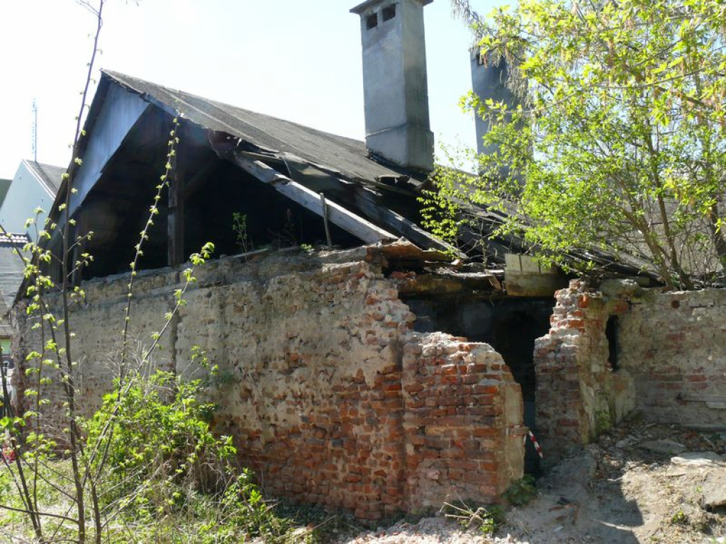 Miasto zakryje ruderę, ale to nie zapobiegnie kolejnemu pożarowi