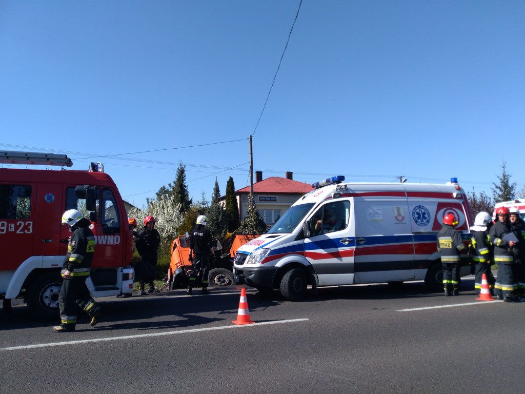 Ciężarówka w rowie w miejscowości Kamień