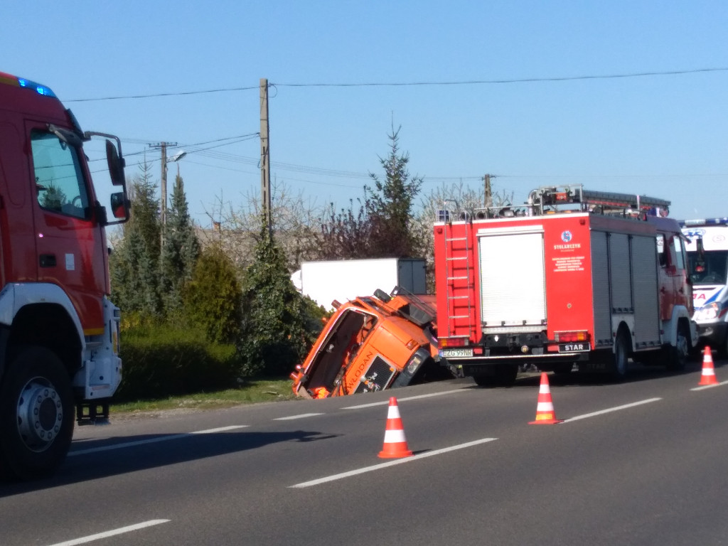 Ciężarówka w rowie w miejscowości Kamień