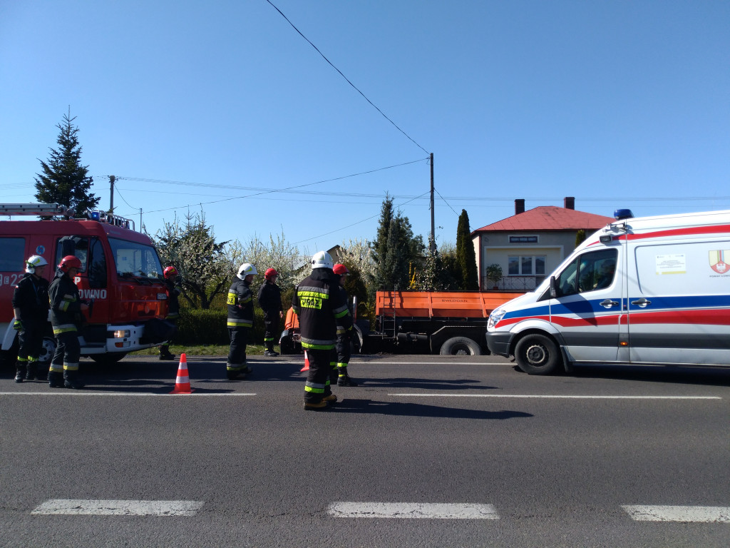 Ciężarówka w rowie w miejscowości Kamień