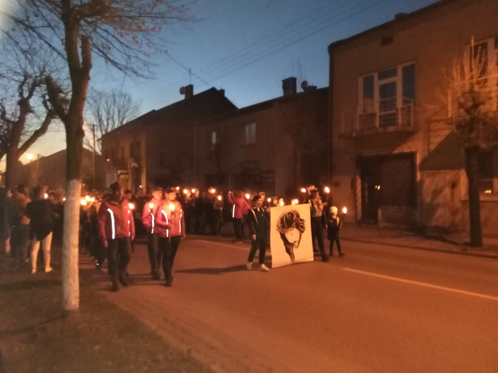 Głowno:  Modlitwa i refleksja podczas drogi krzyżowej ulicami miasta