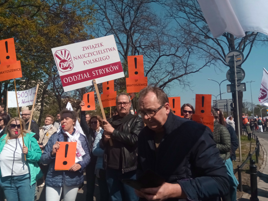 Nauczyciele w szkołach i w drodze do Warszawy - aktualizacja