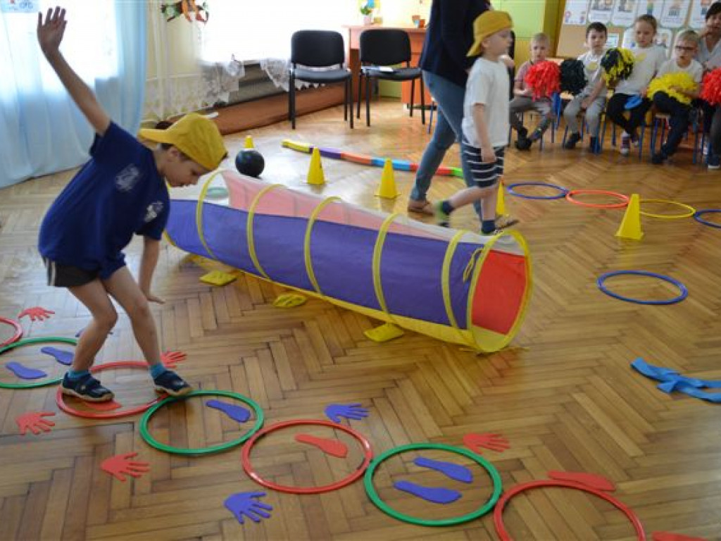 Tor przeszkód na wesoło w Przedszkolu nr 3