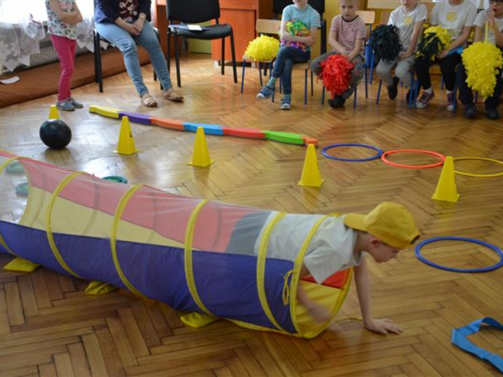 Tor przeszkód na wesoło w Przedszkolu nr 3