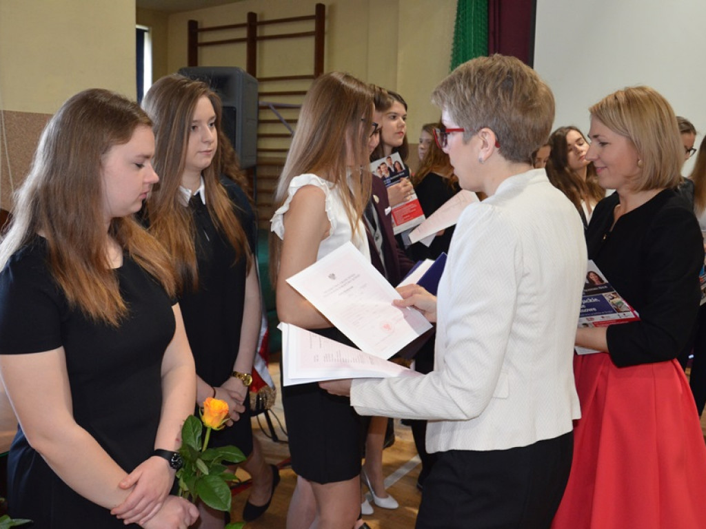 Maturzyści z I LO pożegnali się ze szkołą