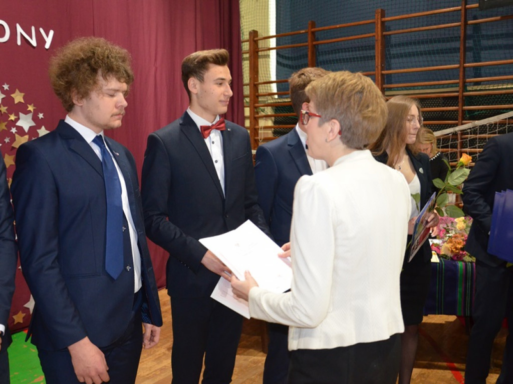 Maturzyści z I LO pożegnali się ze szkołą
