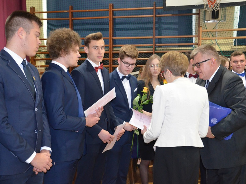 Maturzyści z I LO pożegnali się ze szkołą