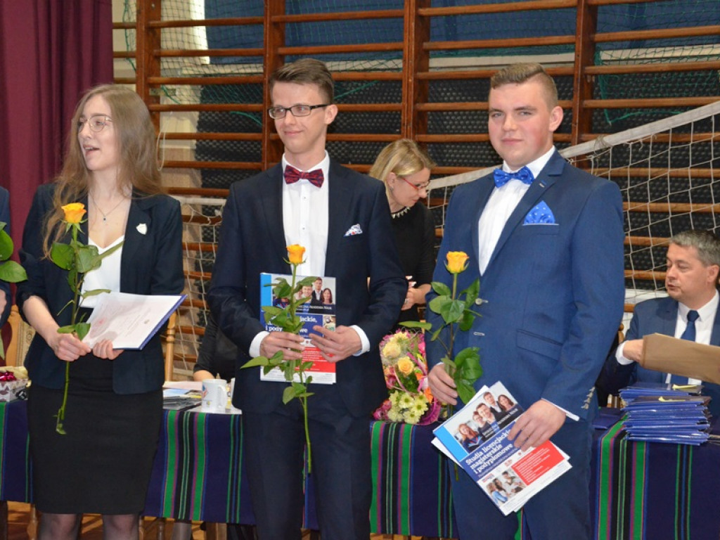Maturzyści z I LO pożegnali się ze szkołą