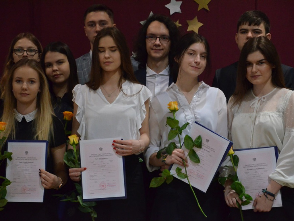 Maturzyści z I LO pożegnali się ze szkołą