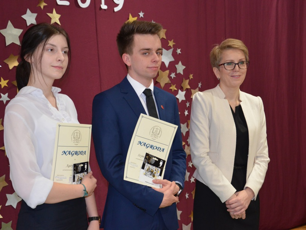 Maturzyści z I LO pożegnali się ze szkołą