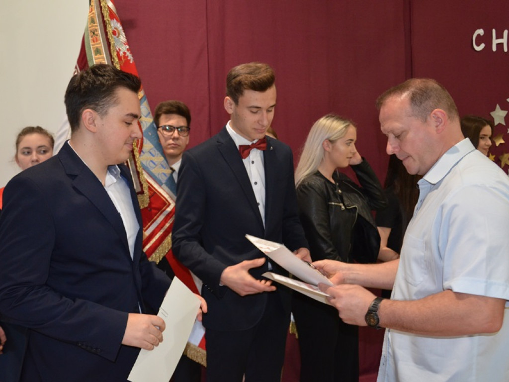 Maturzyści z I LO pożegnali się ze szkołą