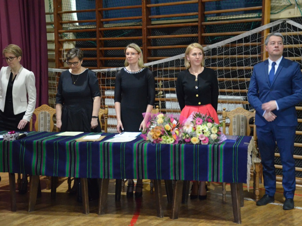 Maturzyści z I LO pożegnali się ze szkołą
