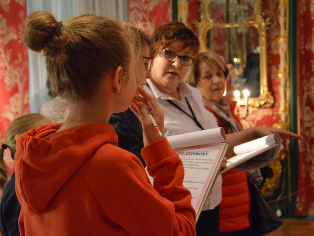 Zabawa edukacyjna pochłonęła zwiedzających Muzeum w Nieborowie