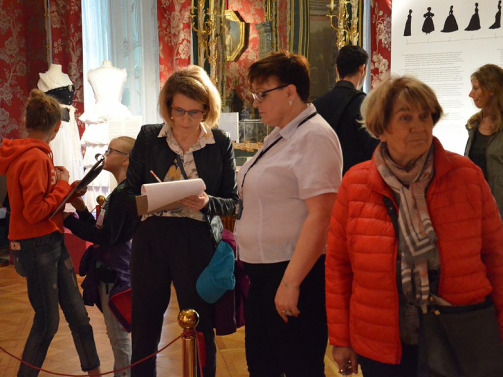 Zabawa edukacyjna pochłonęła zwiedzających Muzeum w Nieborowie