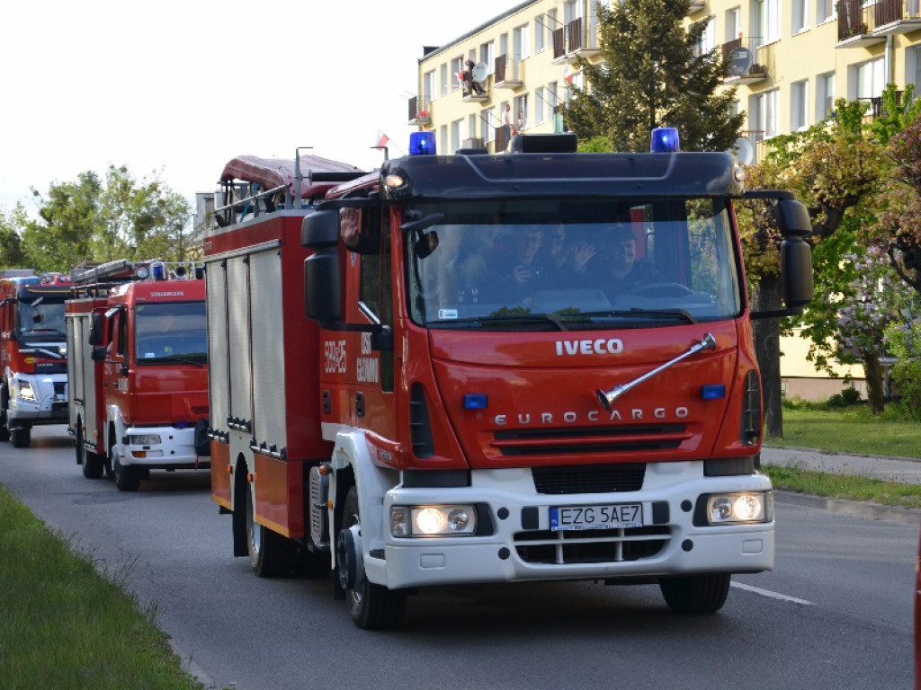 Strażackie wozy przejechały na sygnale przez Głowno