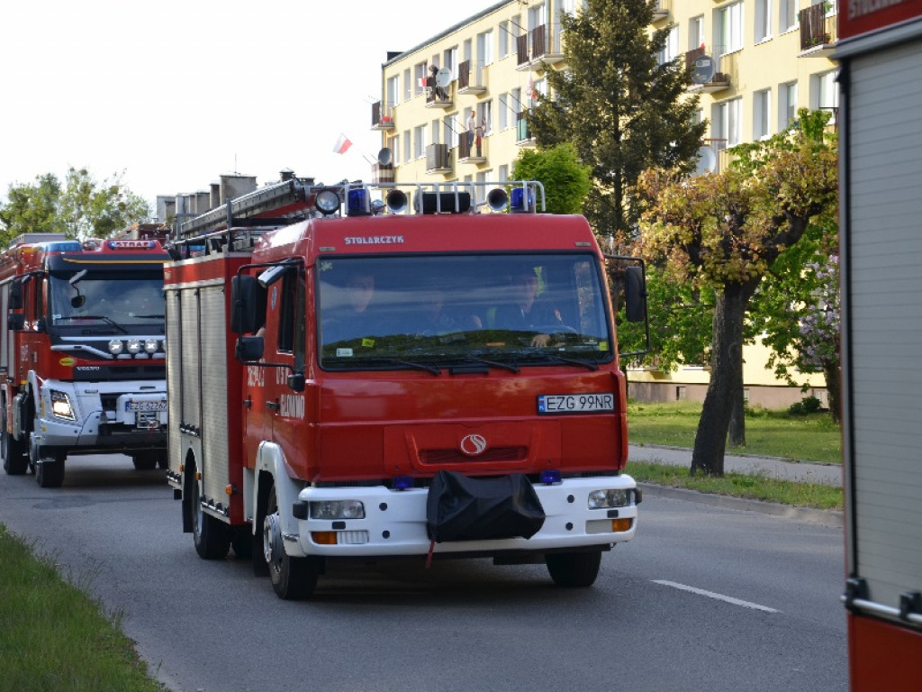 Strażackie wozy przejechały na sygnale przez Głowno