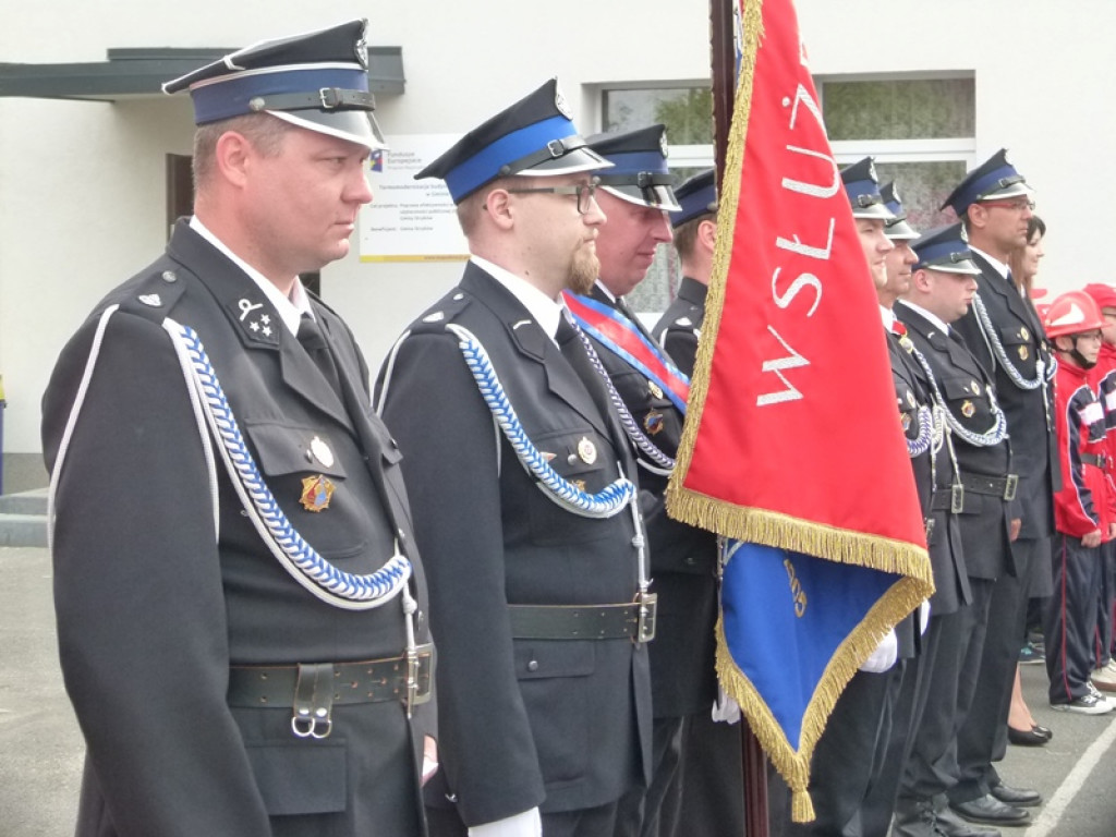 Dzień Strażaka w Strykowie - przekazanie samochodu jednostce OSP