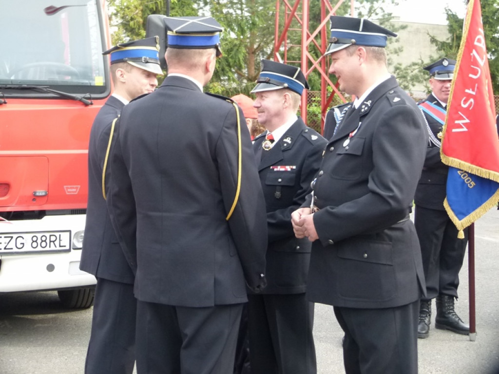 Dzień Strażaka w Strykowie - przekazanie samochodu jednostce OSP