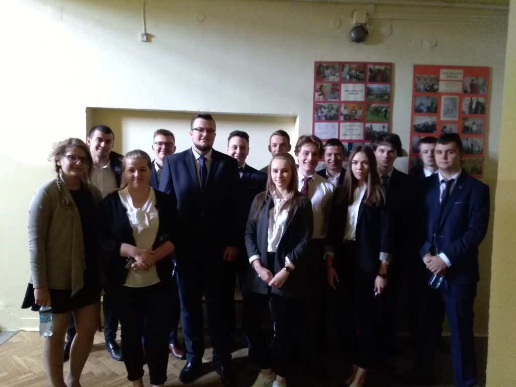 Głowno: egzamin maturalny w ZSLG rozpoczęty z opóźnieniem