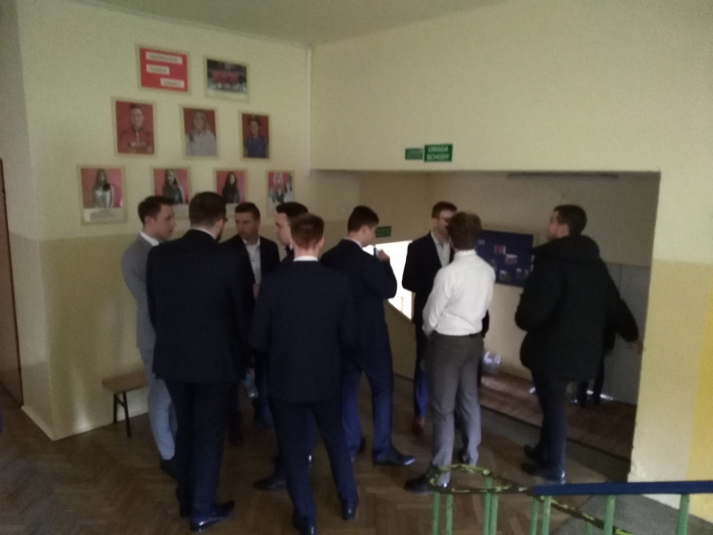 Głowno: egzamin maturalny w ZSLG rozpoczęty z opóźnieniem