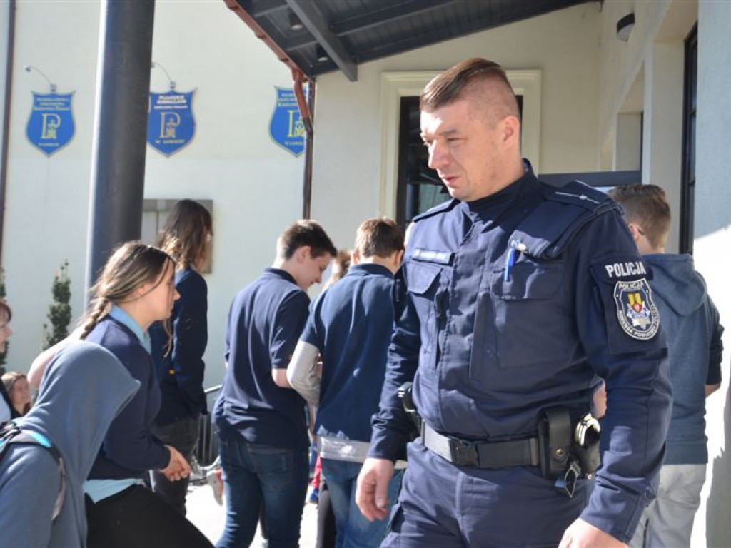 Alarmy bombowe w szkołach - policja przeszukuje pomieszczenia [foto + filmy] - aktualizacja