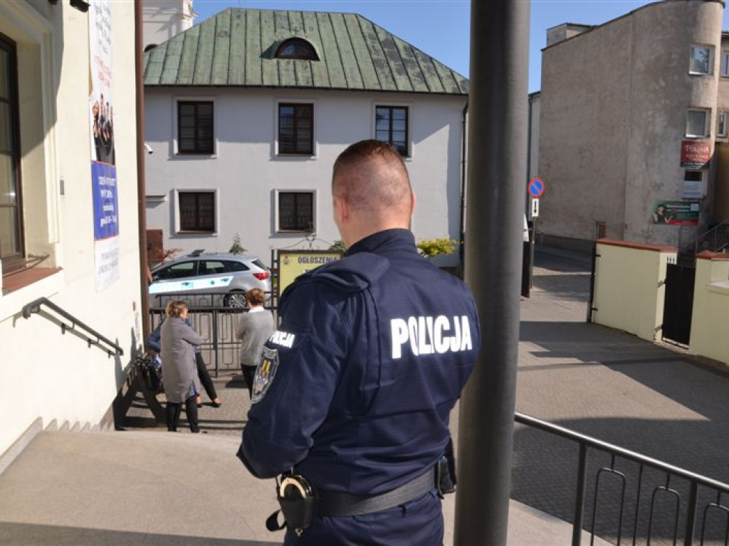 Alarmy bombowe w szkołach - policja przeszukuje pomieszczenia [foto + filmy] - aktualizacja