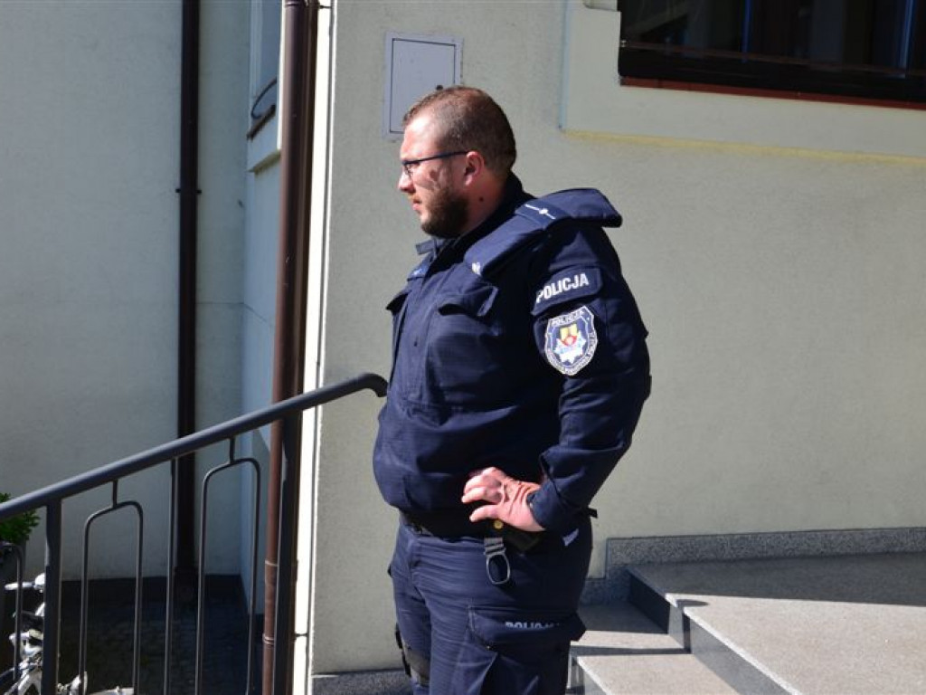 Alarmy bombowe w szkołach - policja przeszukuje pomieszczenia [foto + filmy] - aktualizacja