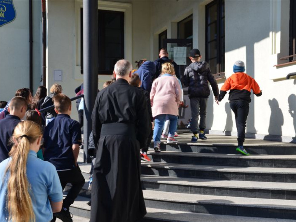 Alarmy bombowe w szkołach - policja przeszukuje pomieszczenia [foto + filmy] - aktualizacja
