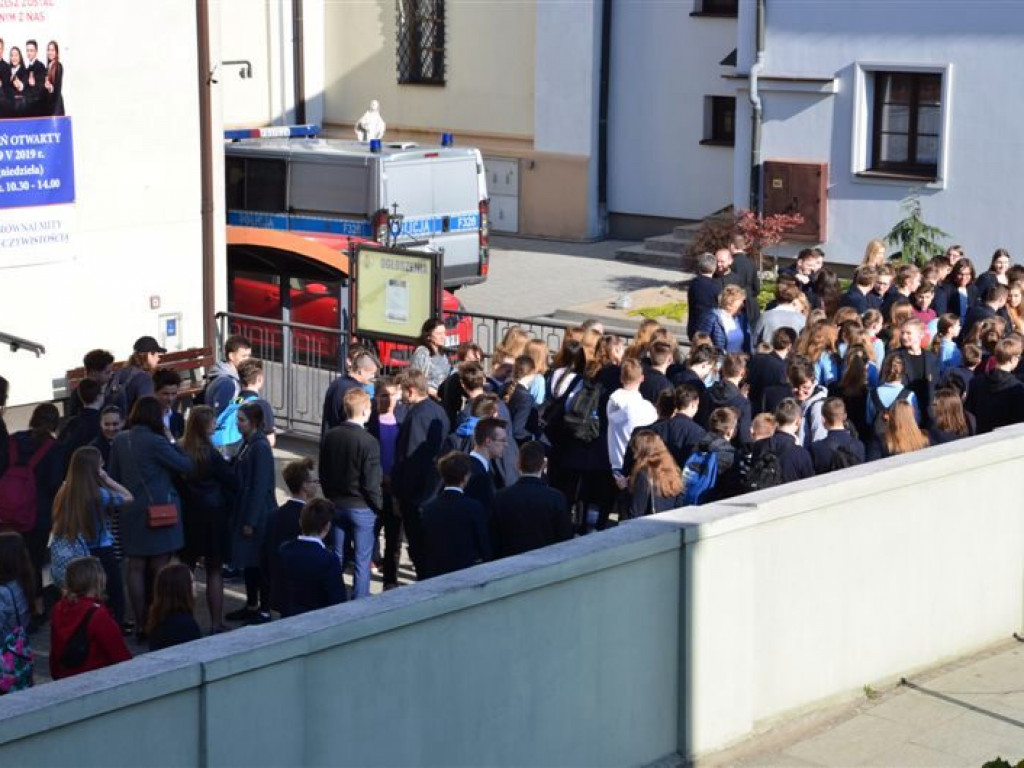 Alarmy bombowe w szkołach - policja przeszukuje pomieszczenia [foto + filmy] - aktualizacja