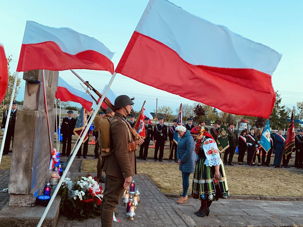 Uroczystość na cmentarzu wojskowym w Kiernozi [foto]