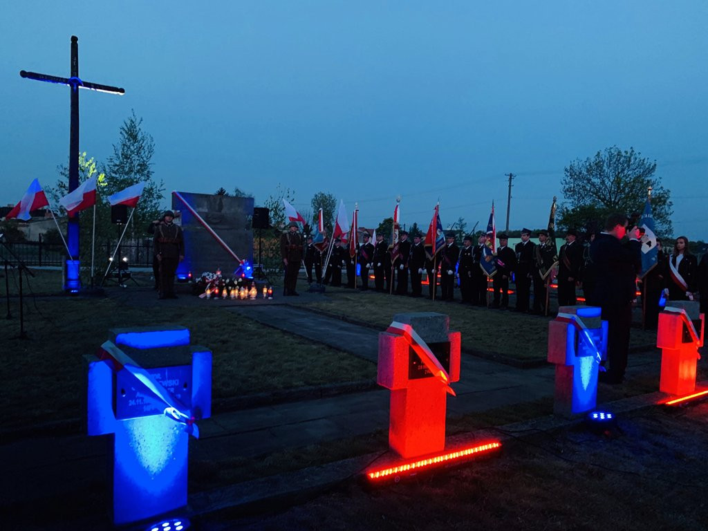 Uroczystość na cmentarzu wojskowym w Kiernozi [foto]
