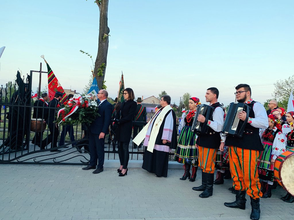 Uroczystość na cmentarzu wojskowym w Kiernozi [foto]