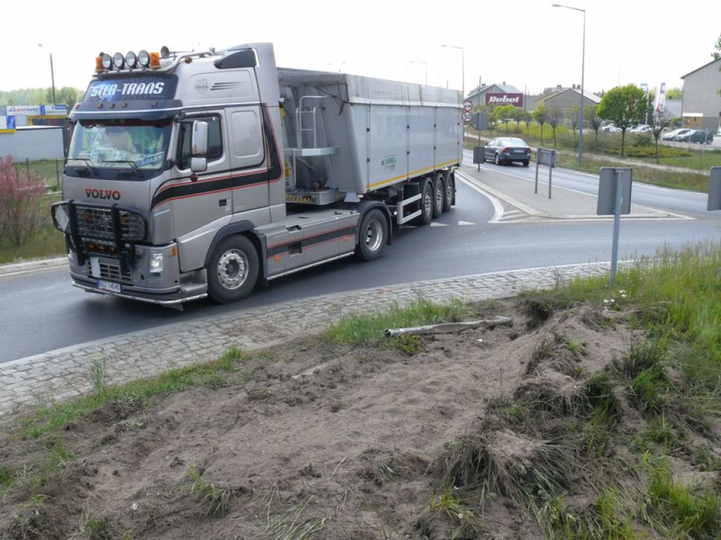TIR wjechał na rondo przy Baumicie
