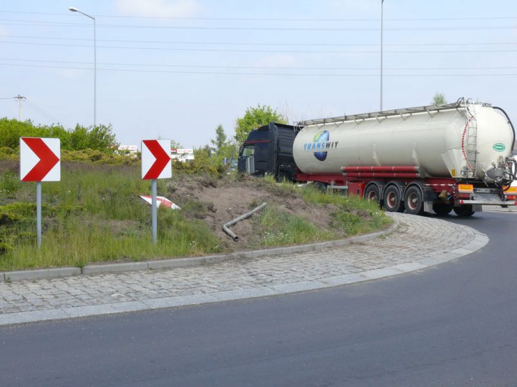 TIR wjechał na rondo przy Baumicie