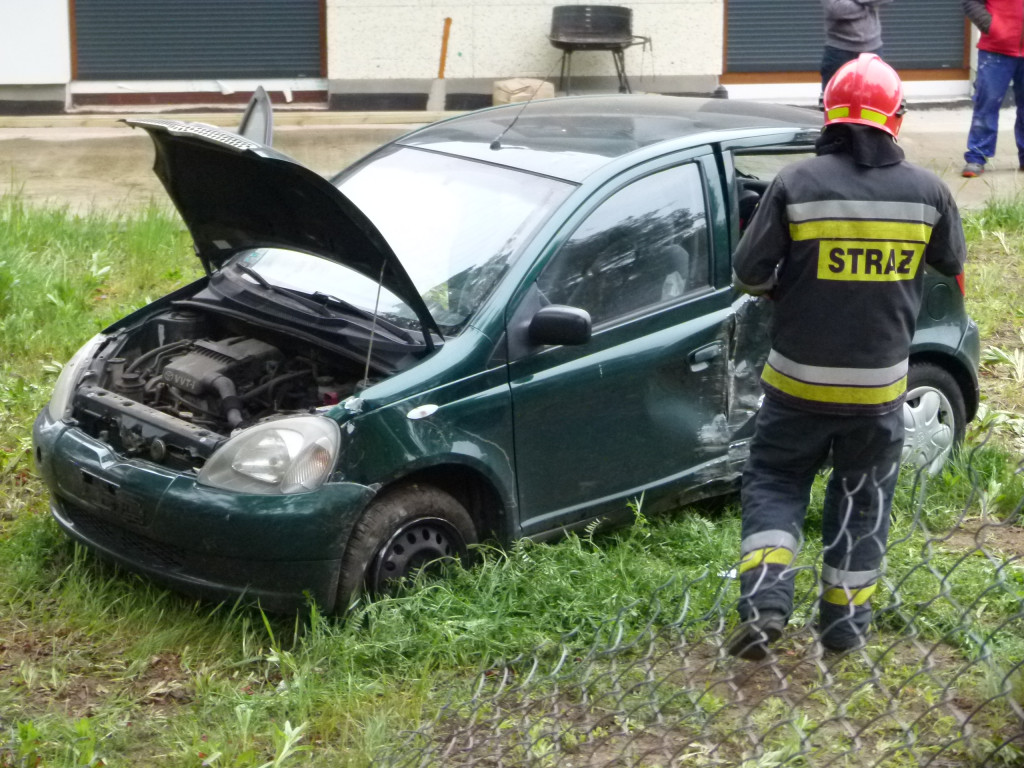 Toyota uderzyła w drzewo w Domaniewicach