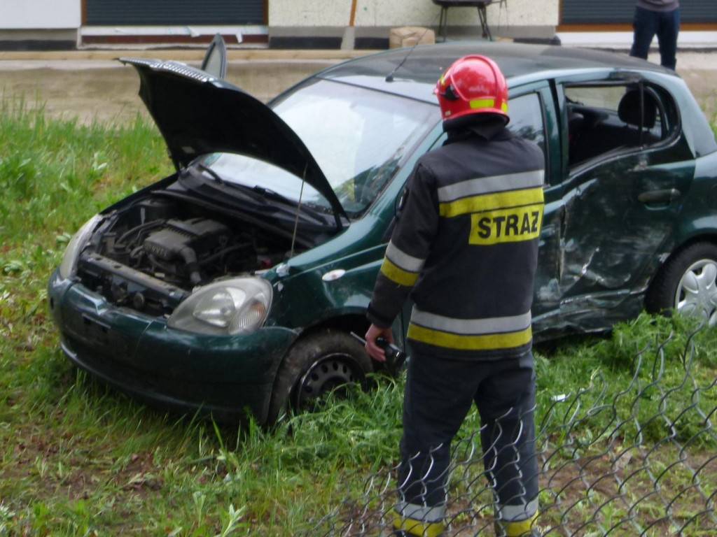 Toyota uderzyła w drzewo w Domaniewicach