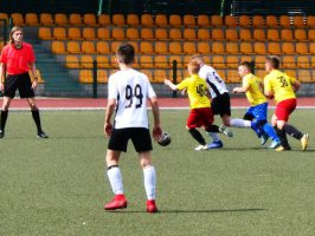 Różne losy spotkań łowickich zespołów
