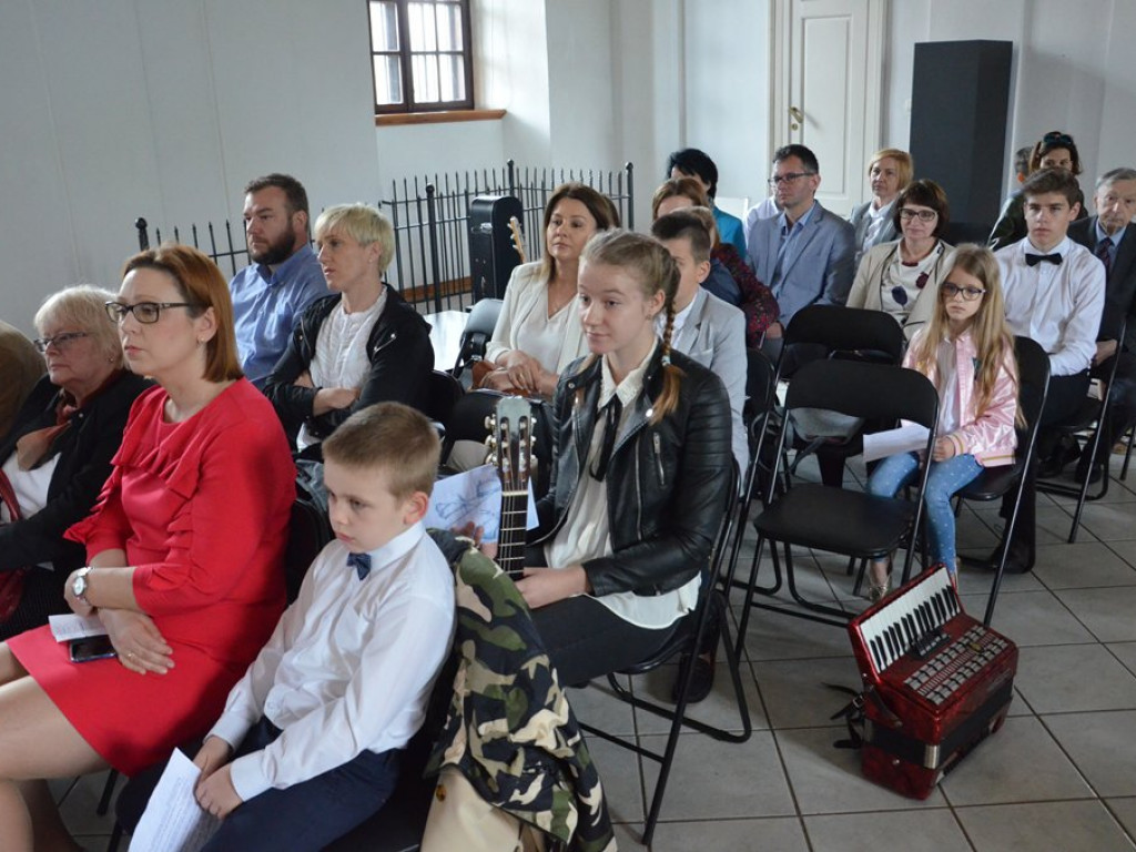 Koncert Centrum Edukacji Muzycznej w Galerii Browarna