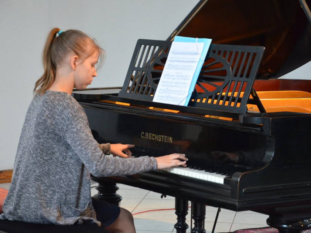 Koncert Centrum Edukacji Muzycznej w Galerii Browarna