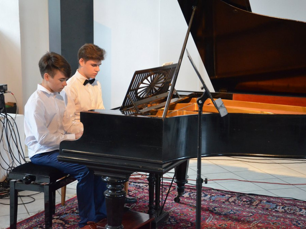 Koncert Centrum Edukacji Muzycznej w Galerii Browarna
