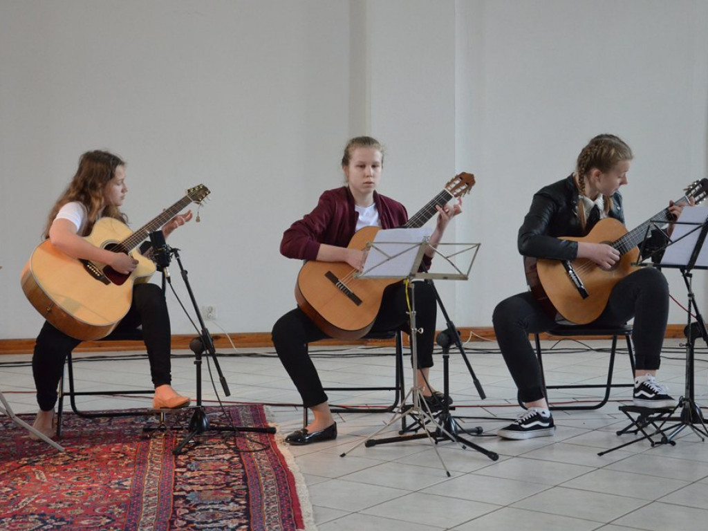 Koncert Centrum Edukacji Muzycznej w Galerii Browarna