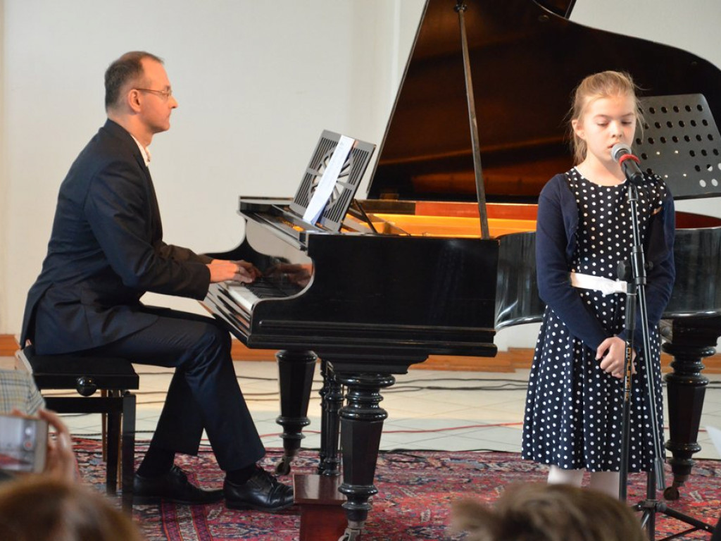Koncert Centrum Edukacji Muzycznej w Galerii Browarna