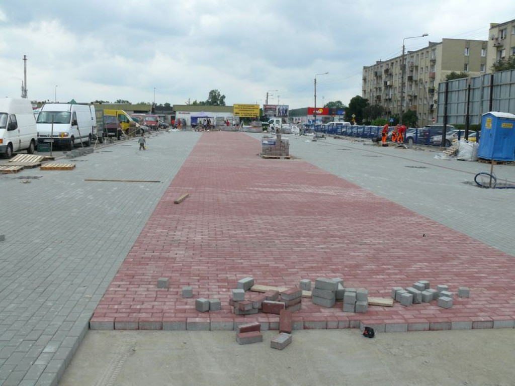 Jest już kostka i fundamenty, czas na wiatę