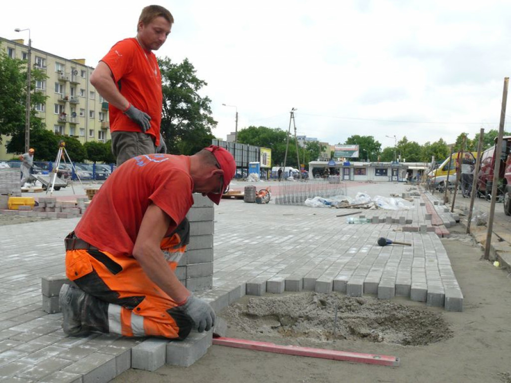 Jest już kostka i fundamenty, czas na wiatę